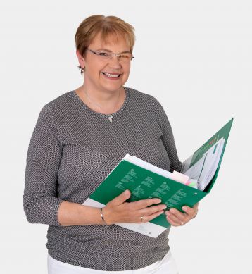 Frau mit Mappe in der Hand